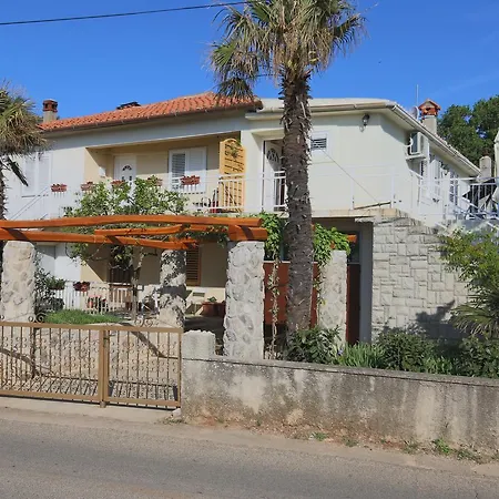 Damirk Apartment